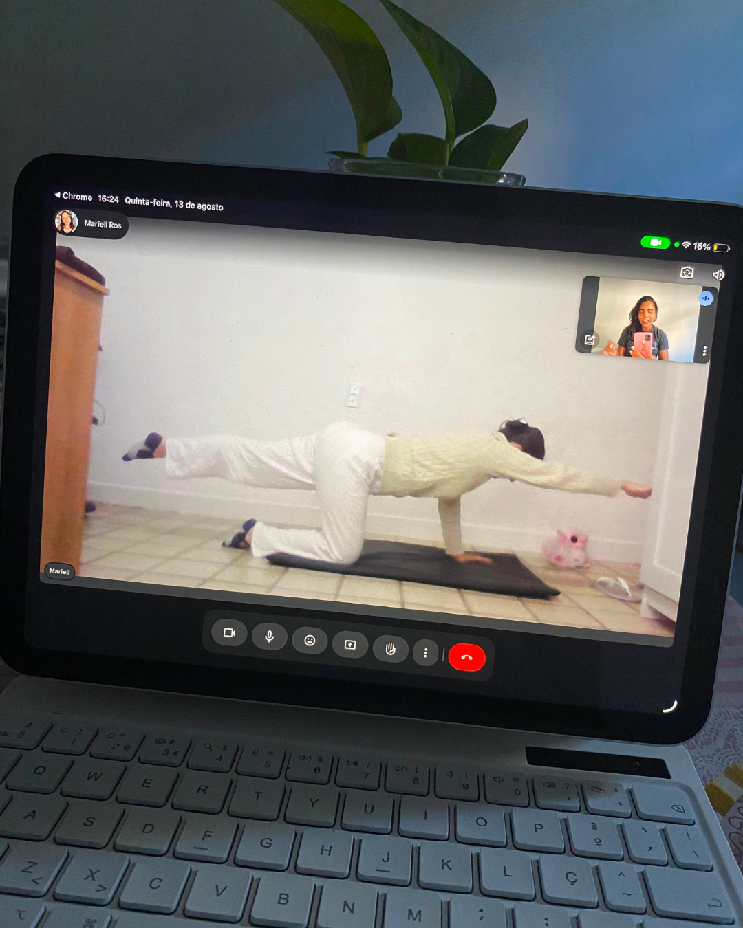 Aluna fazendo pilates